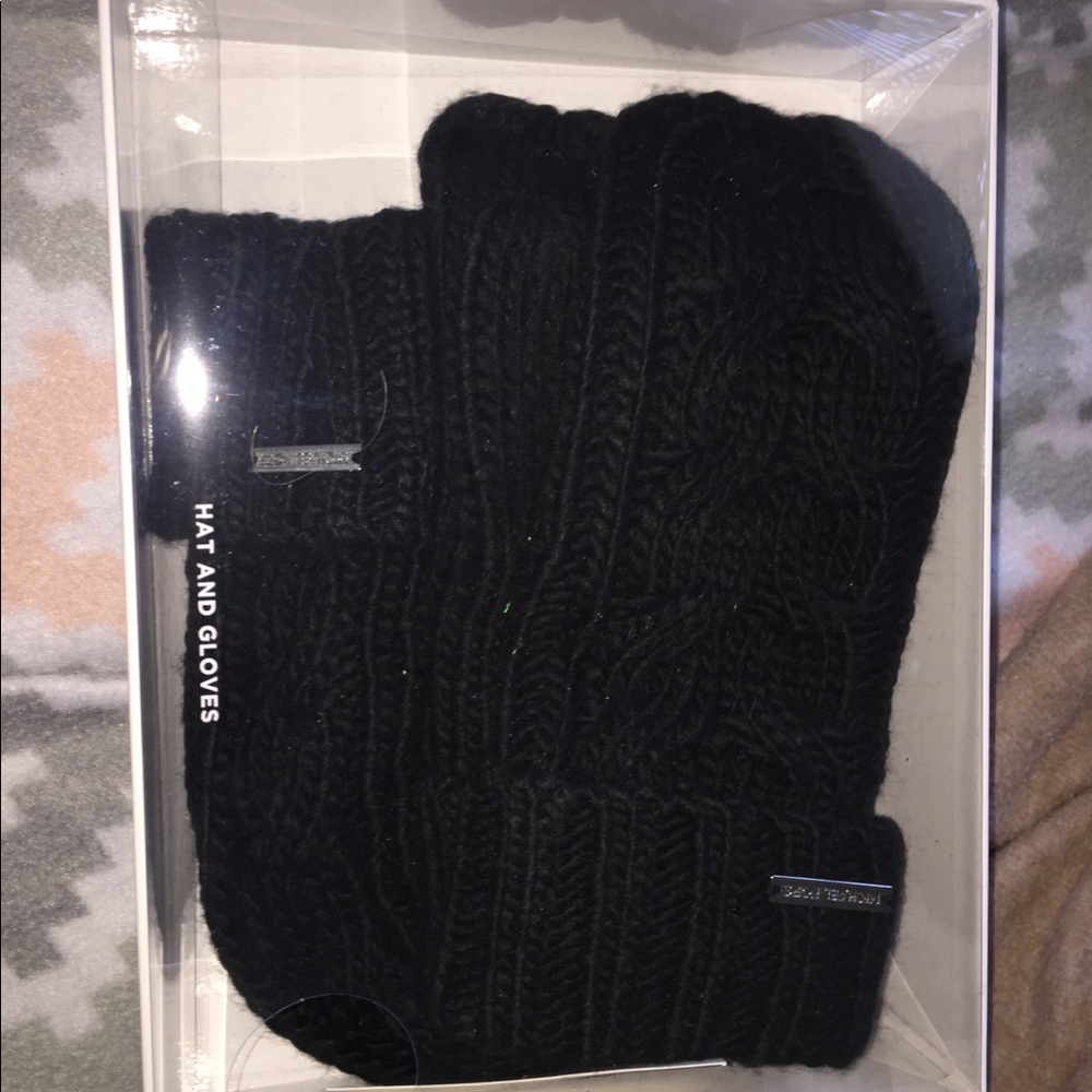 Michael Kors hat and gloves - Picture 2 of 6